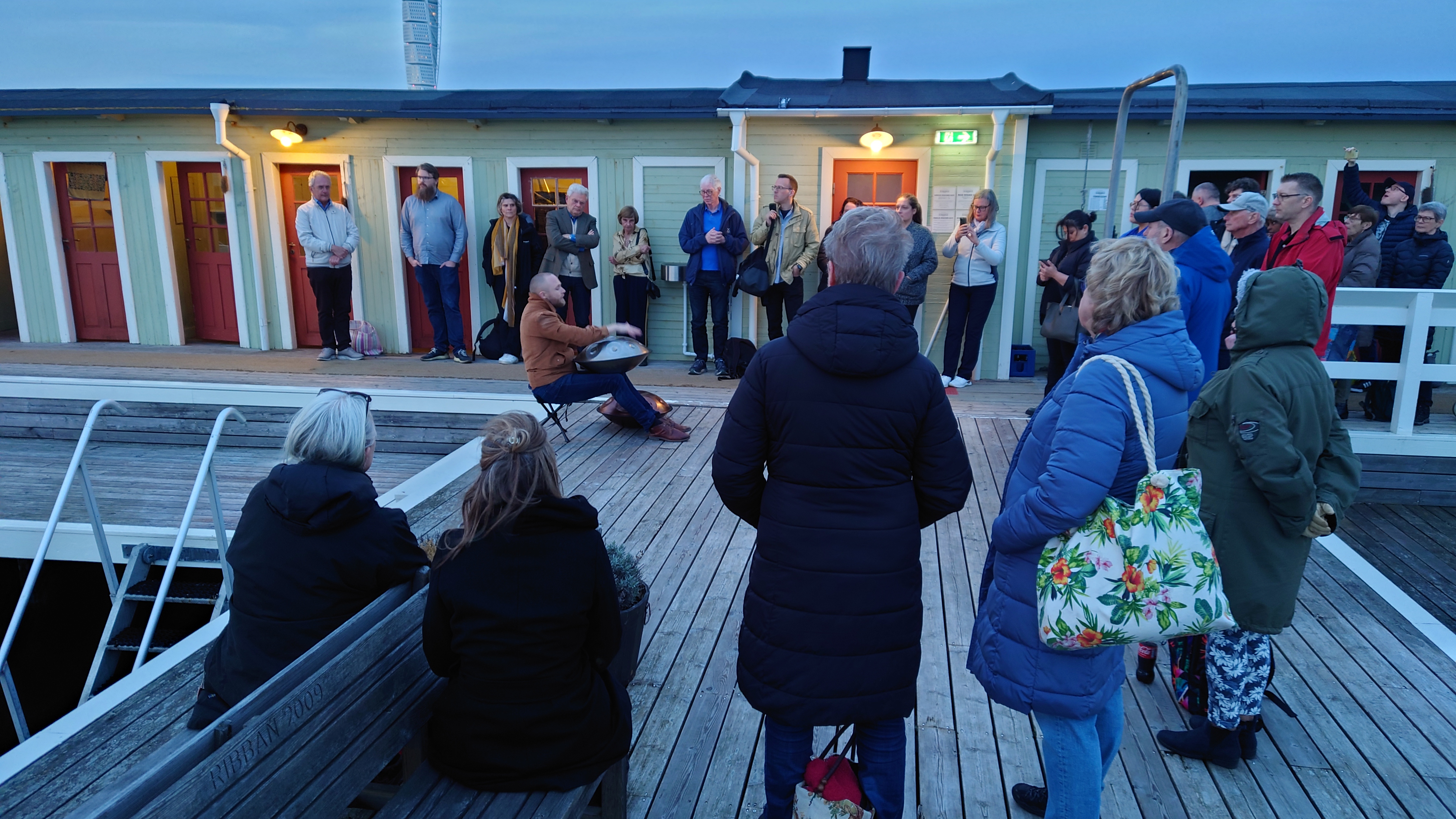 Edvard Danielsson spelar på Handpan i solnedgången