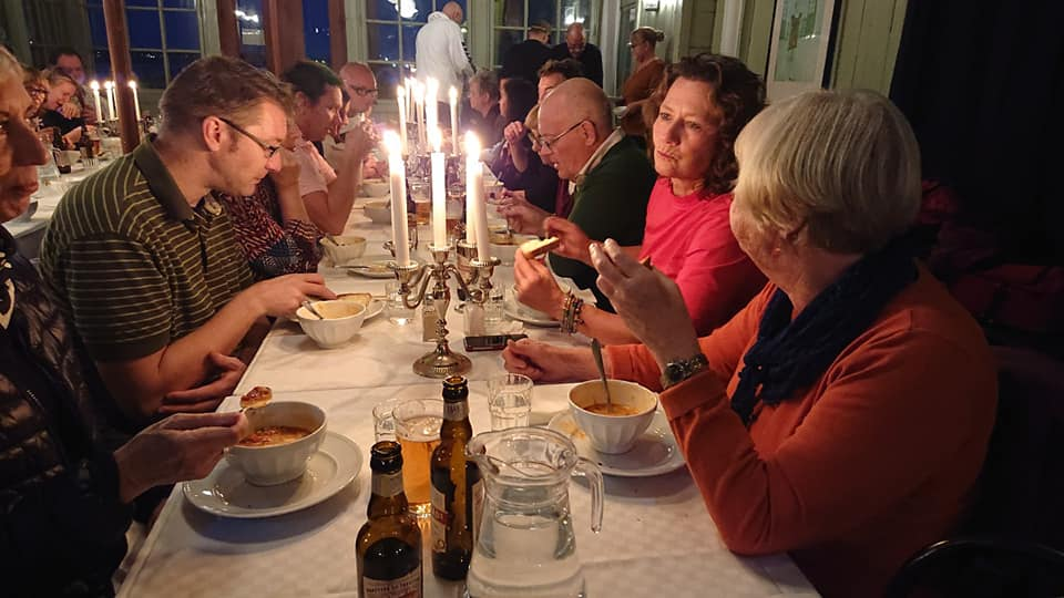 Härlig stämning kring festdukat bord när höstmörkret sänker sig över Ribersborgs kallbadhus. Foto: Lars-Gunnar Bengtsson 2018