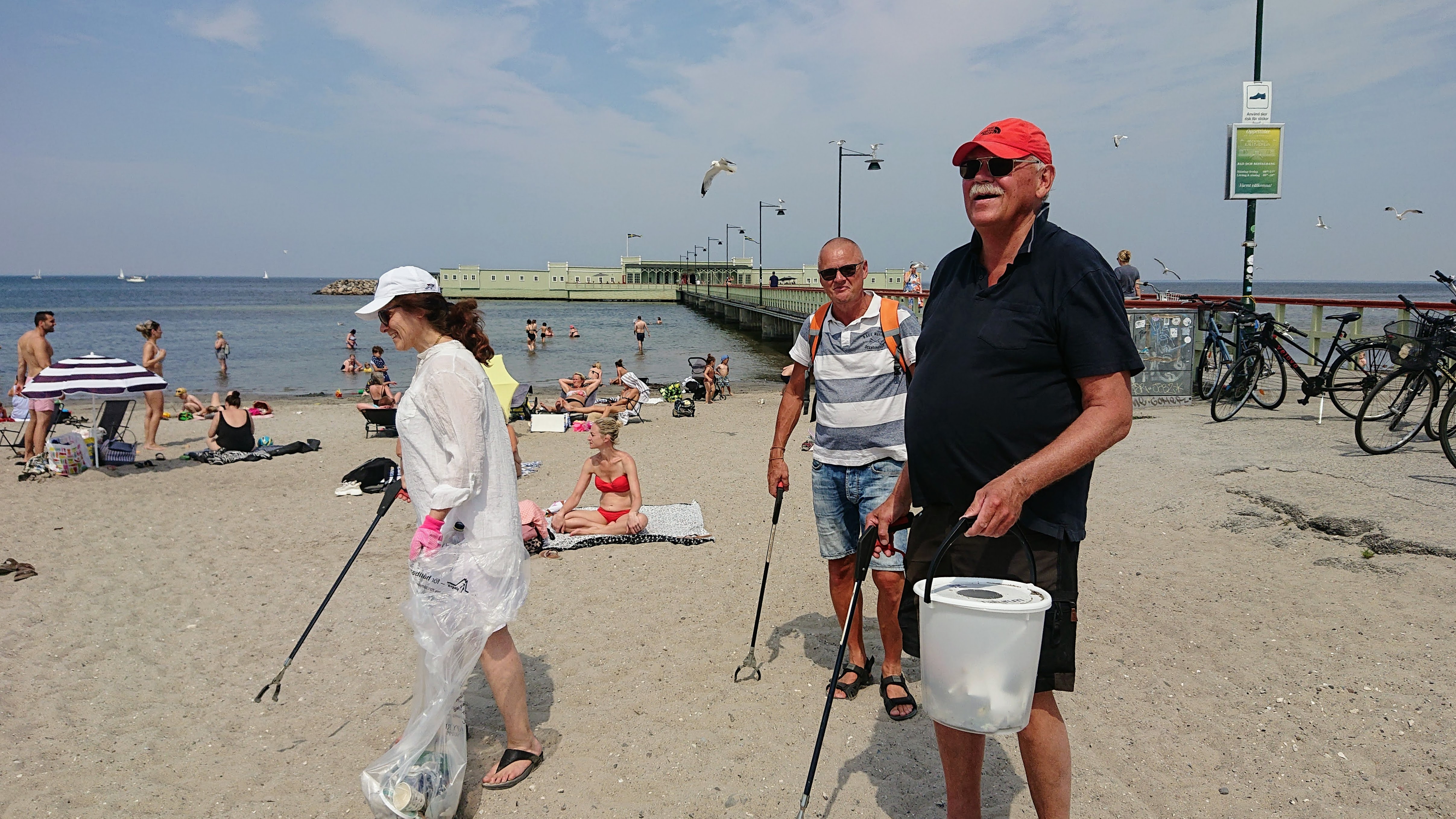 Anna Pardo, Lars Ohlsson och Lars-Gunnar Bengtsson deltog i den stora strandstädningen bland alla badgästerna på Ribersborgsstranden. Ett sätt för Bastugillet att deltaga i firandet av Havets dag. 